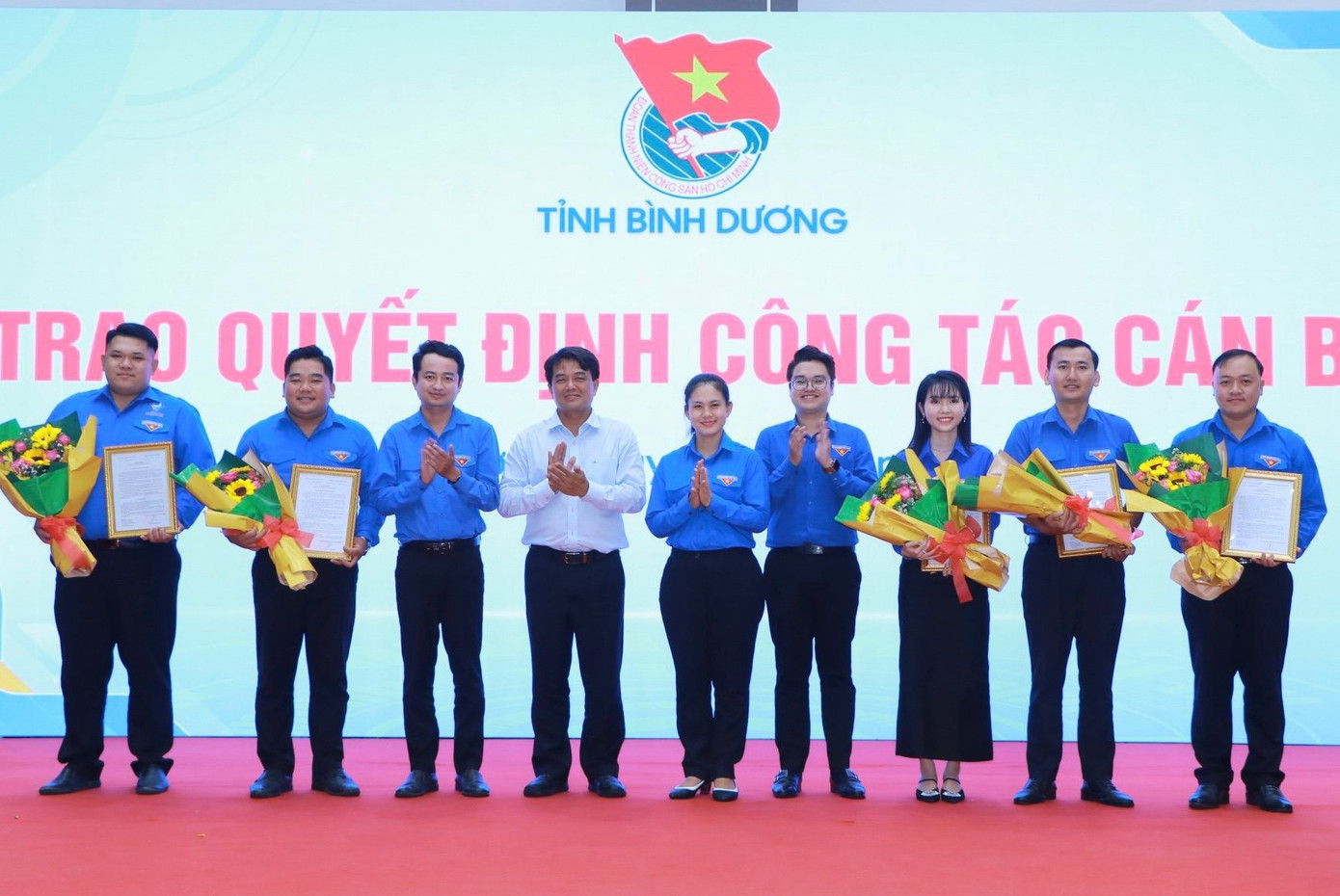 Các anh, chị nhận quyết định điều động và bổ nhiệm tại phòng, ban Các anh, chị nhận quyết định điều động và bổ nhiệm tại phòng, ban