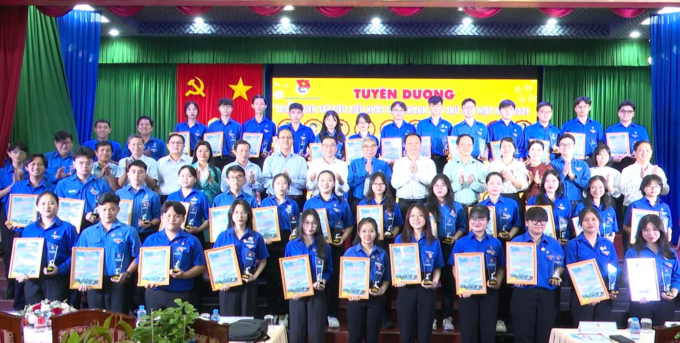 Tuyên dương 38 đảng viên trẻ tiêu biểu khối THPT trên địa bàn thành phố Thủ Dầu Một