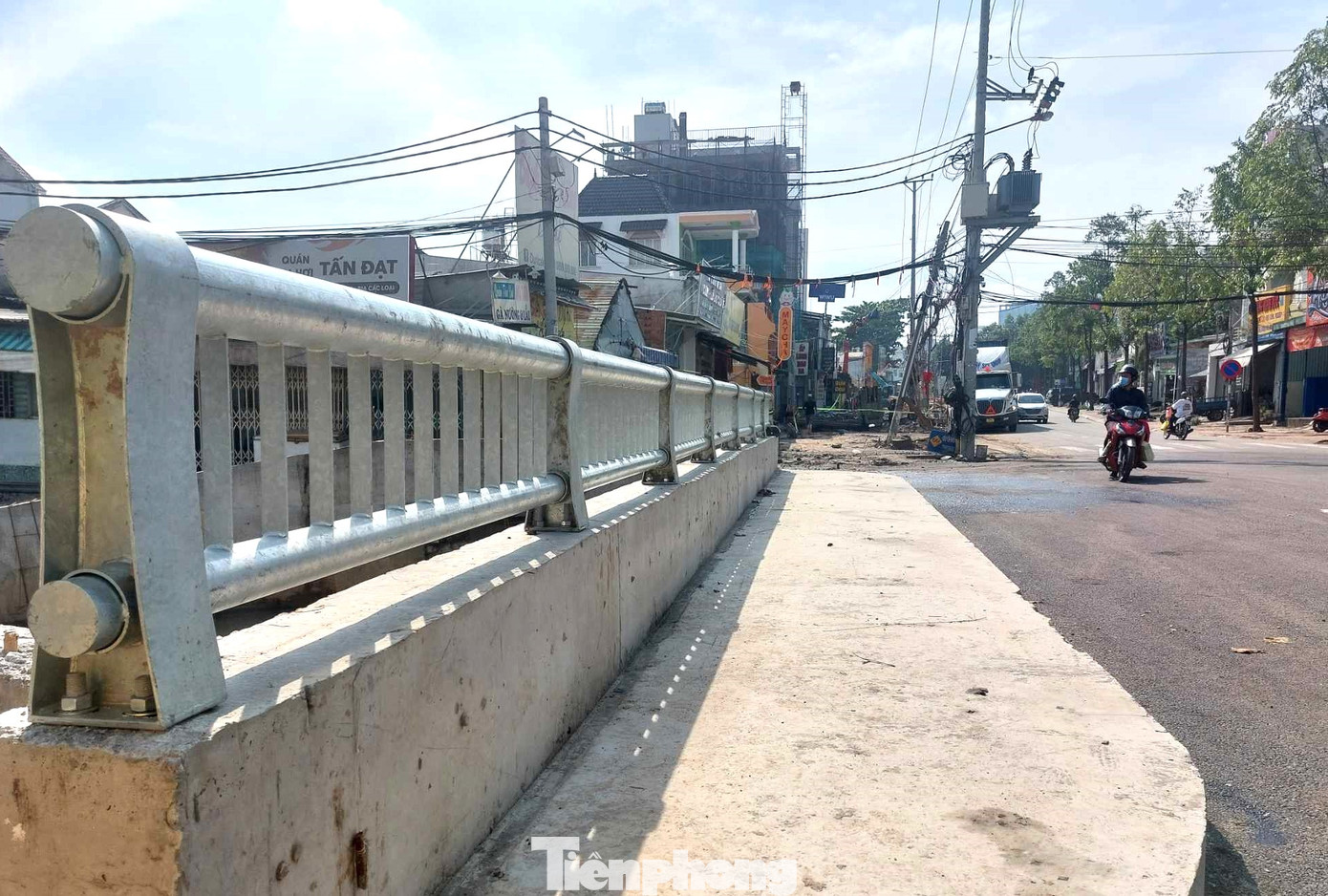 Dự án giải quyết điểm ngập Ngã ba Cống gồm cải tạo tuyến rạch Thầy Năng đoạn từ Ngã ba Cống đường Thích Quảng Đức đến cầu Bà Hên dài khoảng 380m và tuyến kênh đá xây dọc đường Thích Quảng Đức dài khoảng 370m. Dự án giải quyết điểm ngập Ngã ba Cống gồm cải tạo tuyến rạch Thầy Năng đoạn từ Ngã ba Cống đường Thích Quảng Đức đến cầu Bà Hên dài khoảng 380m và tuyến kênh đá xây dọc đường Thích Quảng Đức dài khoảng 370m.