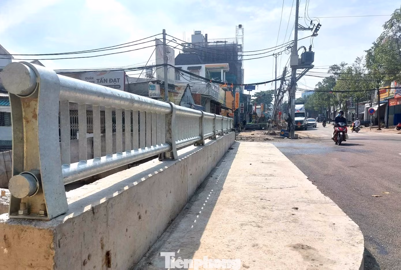Dự án giải quyết điểm ngập Ngã ba Cống gồm cải tạo tuyến rạch Thầy Năng đoạn từ Ngã ba Cống đường Thích Quảng Đức đến cầu Bà Hên dài khoảng 380m và tuyến kênh đá xây dọc đường Thích Quảng Đức dài khoảng 370m.