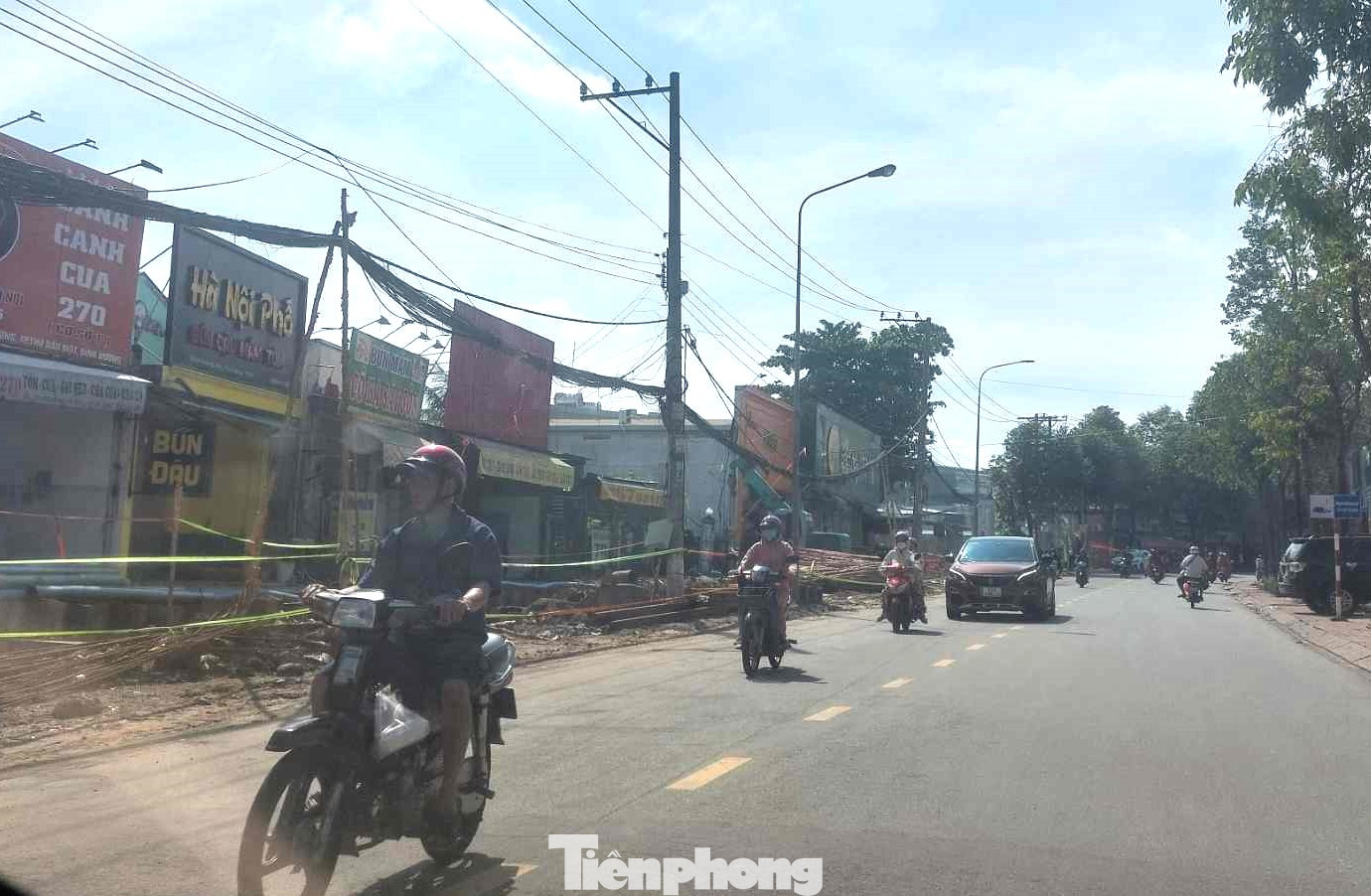 Để "xóa" ngập mỗi khi có mưa lớn cho ba tuyến đường khu vực trung tâm đô thị gồm: Thích Quảng Đức, Phan Đình Giót, Cách Mạng Tháng Tám (thành phố Thủ Dầu Một, tỉnh Bình Dương), địa phương này đã triển khai dự án xây dựng cầu Bà Hến, cải tạo rạch Thầy Năng nhằm đảm bảo hoạt động sản xuất và cải thiện đời sống người dân. Để "xóa" ngập mỗi khi có mưa lớn cho ba tuyến đường khu vực trung tâm đô thị gồm: Thích Quảng Đức, Phan Đình Giót, Cách Mạng Tháng Tám (thành phố Thủ Dầu Một, tỉnh Bình Dương), địa phương này đã triển khai dự án xây dựng cầu Bà Hến, cải tạo rạch Thầy Năng nhằm đảm bảo hoạt động sản xuất và cải thiện đời sống người dân.