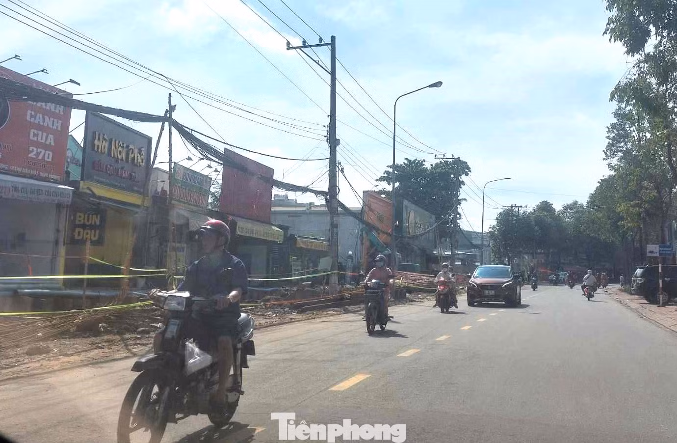 Để "xóa" ngập mỗi khi có mưa lớn cho ba tuyến đường khu vực trung tâm đô thị gồm: Thích Quảng Đức, Phan Đình Giót, Cách Mạng Tháng Tám (thành phố Thủ Dầu Một, tỉnh Bình Dương), địa phương này đã triển khai dự án xây dựng cầu Bà Hến, cải tạo rạch Thầy Năng nhằm đảm bảo hoạt động sản xuất và cải thiện đời sống người dân.