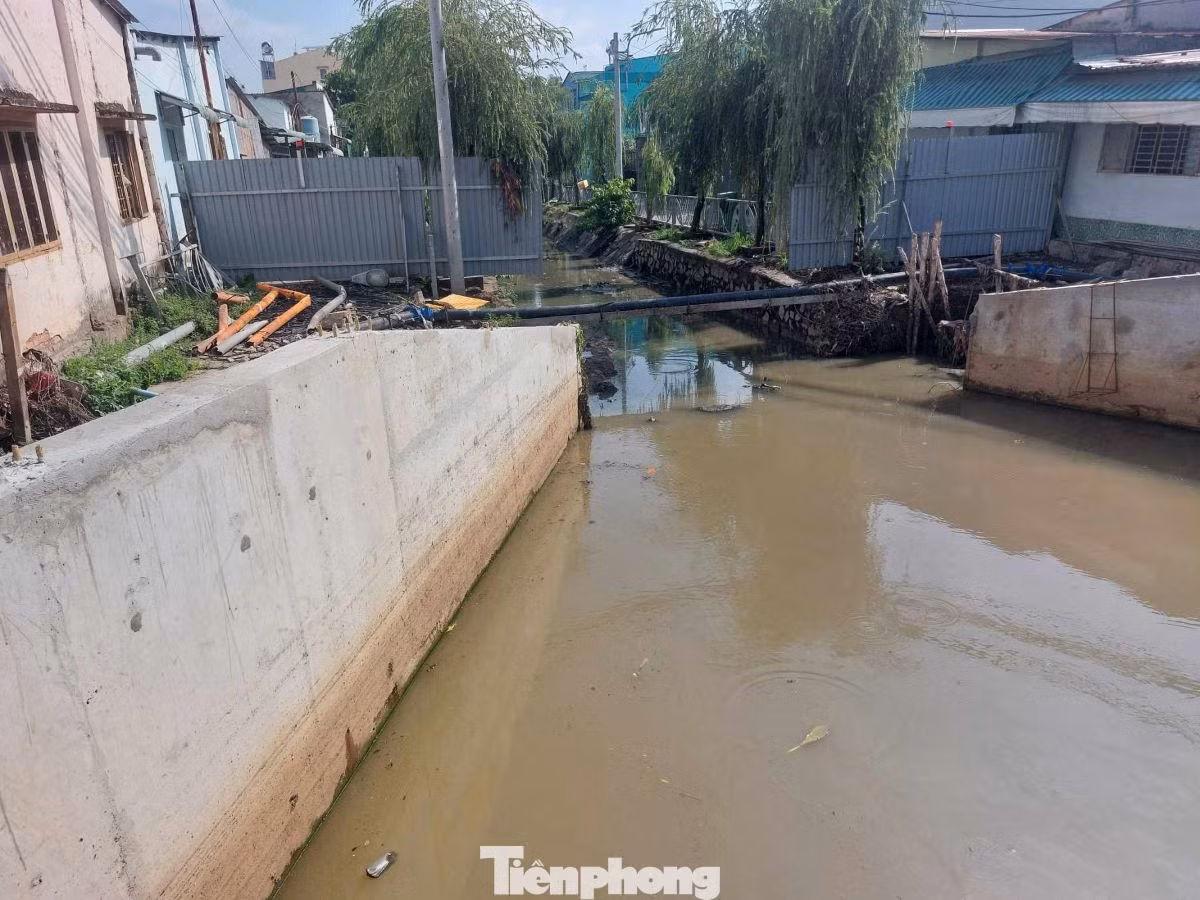 Trước đó, tháng 1/2024, để thi công Dự án cải tạo tuyến rạch Thầy Năng xử lý điểm ngập đường Thích Quảng Đức, đoạn từ Ngã ba Cống đường Thích Quảng Đức đến cầu Bà Hên do Ban Quản lý dự án ngành nông nghiệp và phát triển nông thôn làm chủ đầu tư, đơn vị thi công đã rào chắn đoạn ngã ba Cống trên đường Thích Quảng Đức. Đường Thích Quảng Đức đoạn cầu Cống bị rào chắn, người dân phải đi đường tránh tới 3 km.