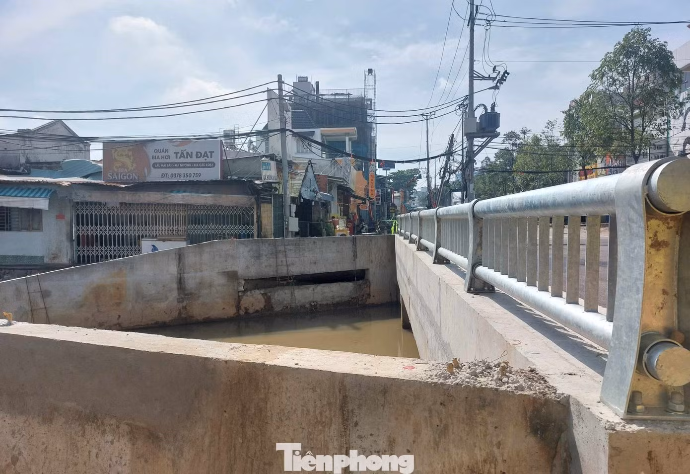 Hiện nay, các đơn vị liên quan đang đẩy nhanh tiến độ mở rộng và nạo vét hạ nguồn rạch Thầy Năng từ đường Thích Quảng Đức đến sông Sài Gòn, cải tạo và nâng cấp hệ thống mương xây đậy nắp đan, nạo vét mở rộng các rạch để bảo đảm thoát nước chống ngập khi có mưa lớn.