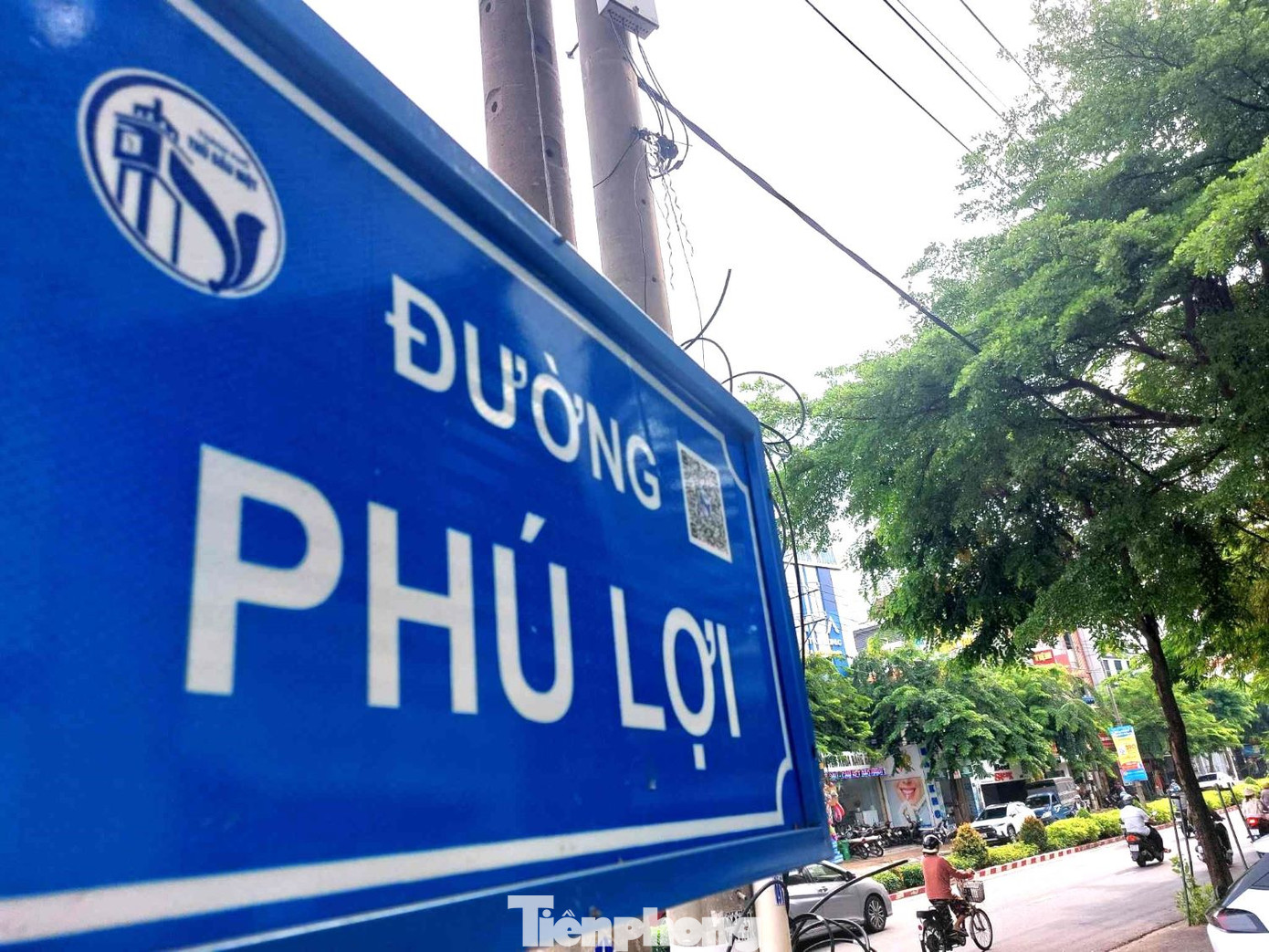 Theo lãnh đạo TP.Thủ Dầu Một, người dân có thể đứng cách bảng tên đường 4 mm quét mã ở tầm cao 2m hoặc phóng đại camera điện thoại là thiết bị có thể nhận dạng và tra cứu thông tin. Theo lãnh đạo TP.Thủ Dầu Một, người dân có thể đứng cách bảng tên đường 4 mm quét mã ở tầm cao 2m hoặc phóng đại camera điện thoại là thiết bị có thể nhận dạng và tra cứu thông tin.