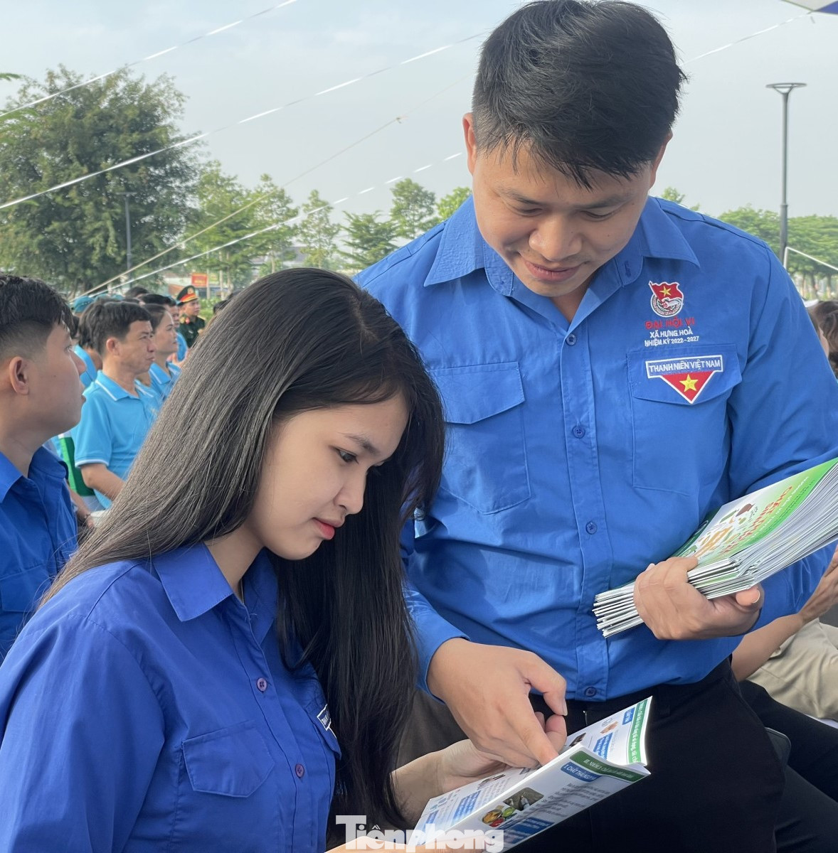 Đoàn viên thanh niên phát tờ rơi tuyên truyền nếp sống văn minh. Đoàn viên thanh niên phát tờ rơi tuyên truyền nếp sống văn minh.