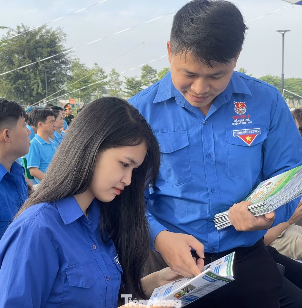 Đoàn viên thanh niên phát tờ rơi tuyên truyền nếp sống văn minh.