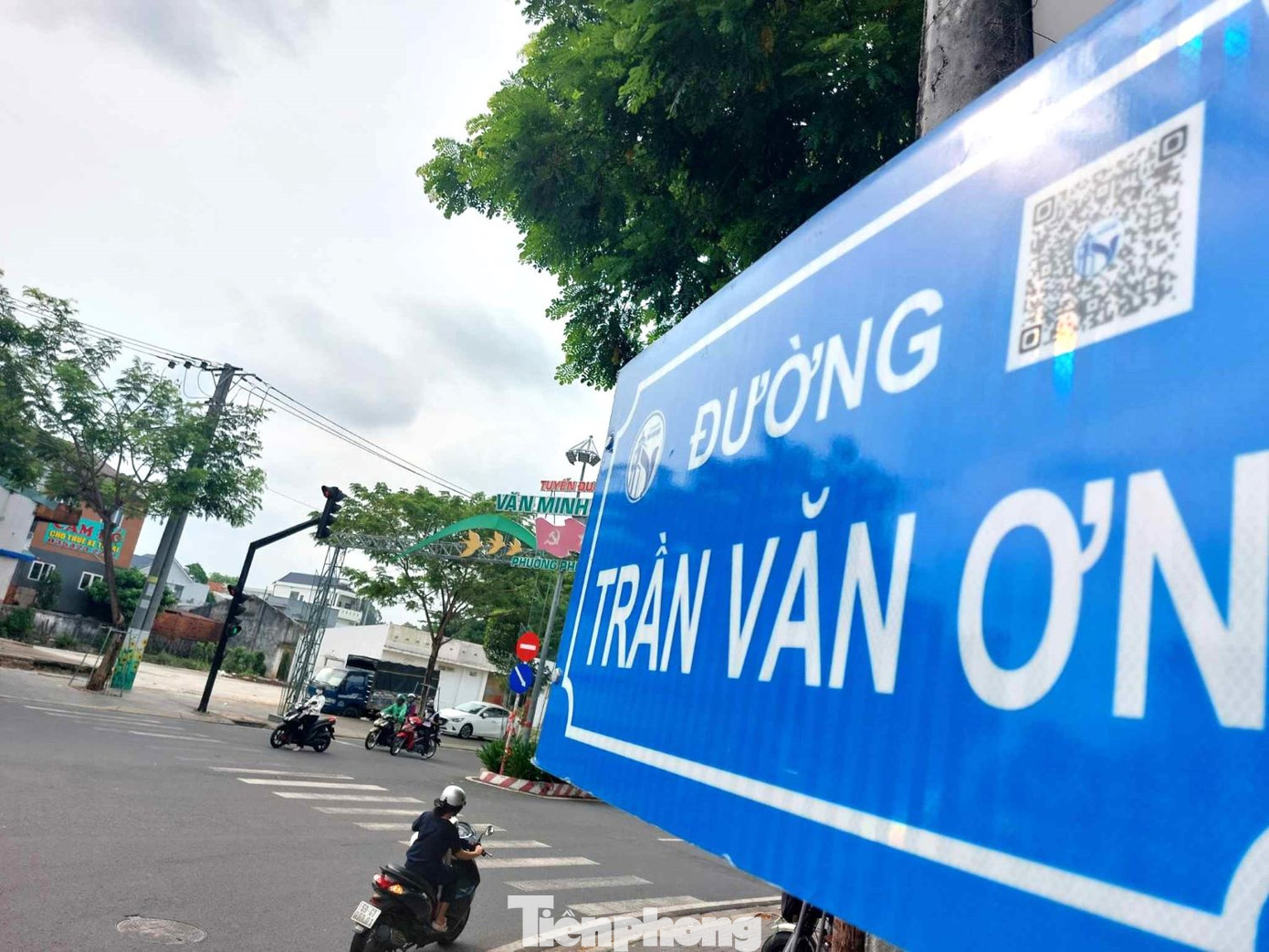 Ông Nguyễn Văn Thành, cán bộ hưu trí ở phường Hiệp Thành (TP.Thủ Dầu Một) cho rằng, những thông tin trong mã QR code rất hữu ích đối với người dân, đặc biệt là học sinh, sinh viên. Khi việc sử dụng, quét, tra xuất thông tin tên đường thành một thói quen, sẽ giúp mọi người nhớ nhiều. Về lâu dài sẽ định hình những giá trị nhất định trong mỗi người. Ông Nguyễn Văn Thành, cán bộ hưu trí ở phường Hiệp Thành (TP.Thủ Dầu Một) cho rằng, những thông tin trong mã QR code rất hữu ích đối với người dân, đặc biệt là học sinh, sinh viên. Khi việc sử dụng, quét, tra xuất thông tin tên đường thành một thói quen, sẽ giúp mọi người nhớ nhiều. Về lâu dài sẽ định hình những giá trị nhất định trong mỗi người.