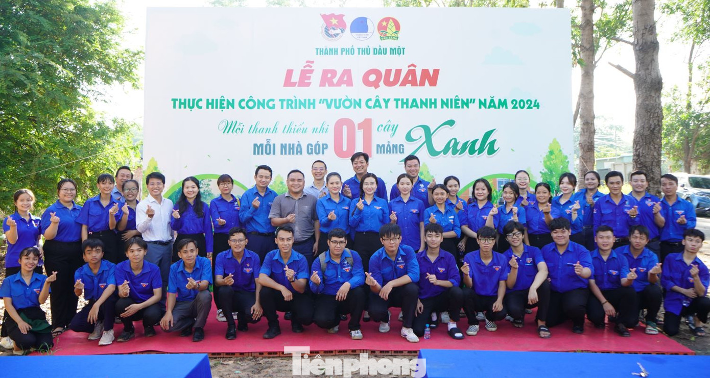 Chị Nguyễn Phạm Duy Trang - Bí thư T.Ư Đoàn, Chủ tịch Hội đồng Đội T.Ư chụp hình lưu niệm cùng tuổi trẻ thành phố Thủ Dầu Một