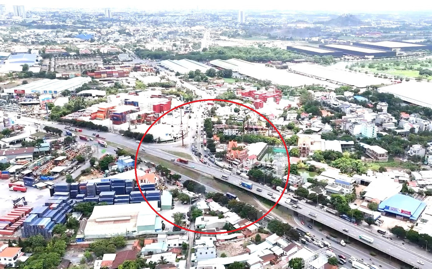 Ngày 22/6, ông Hồ Quang Điệp, Bí thư Thành ủy Dĩ An (Bình Dương) cho biết, địa phương đang tập trung thực hiện giải phóng mặt bằng cho dự án Nút giao Tân Vạn để bàn giao mặt bằng cho đơn vị thi công. Trước đó, vào cuối tháng 4, cơ quan chức năng đã tổ chức động thổ dự án. Ngày 22/6, ông Hồ Quang Điệp, Bí thư Thành ủy Dĩ An (Bình Dương) cho biết, địa phương đang tập trung thực hiện giải phóng mặt bằng cho dự án Nút giao Tân Vạn để bàn giao mặt bằng cho đơn vị thi công. Trước đó, vào cuối tháng 4, cơ quan chức năng đã tổ chức động thổ dự án.