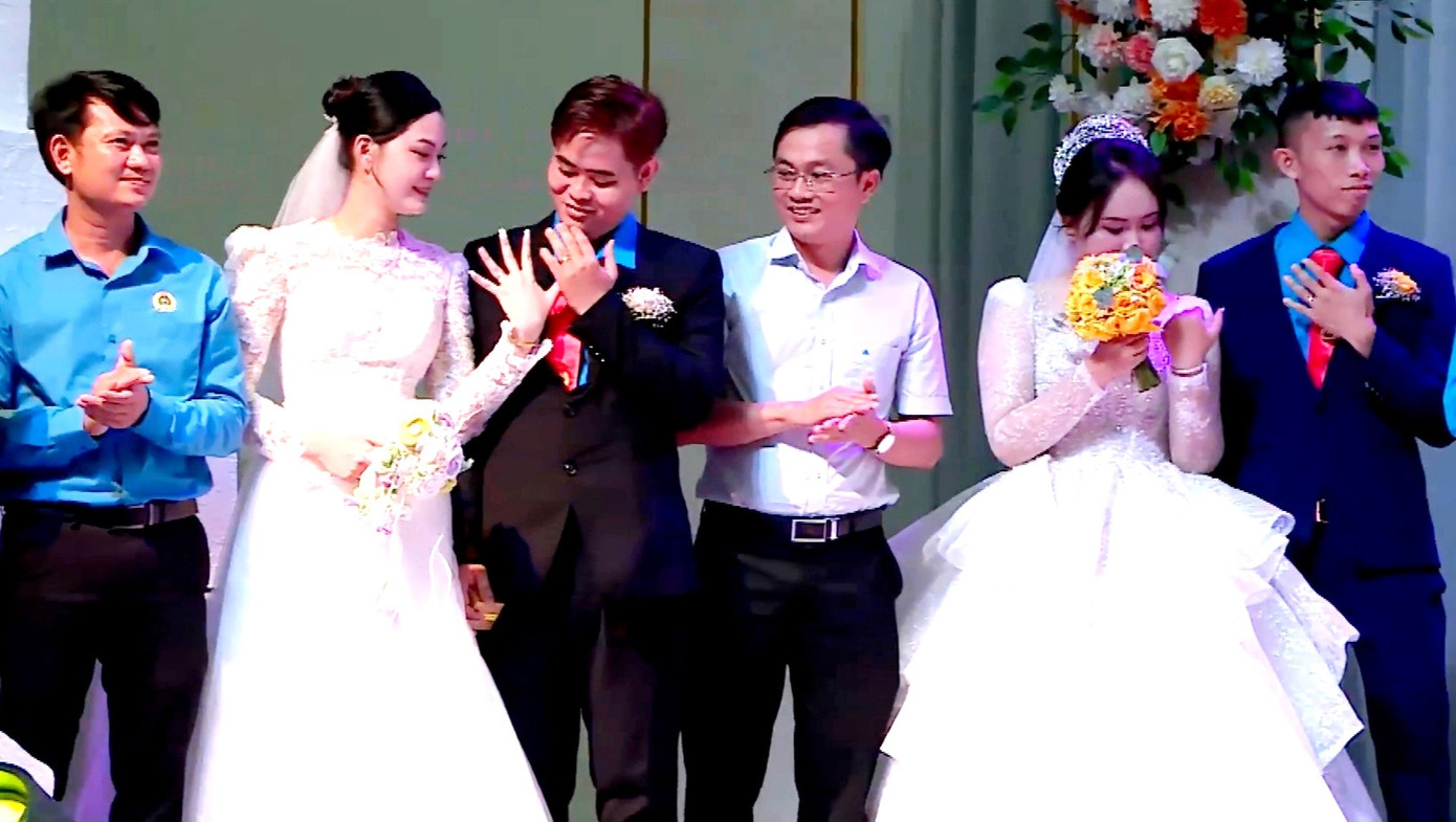 Cô dâu, chú rể hạnh phúc trong ngày cưới