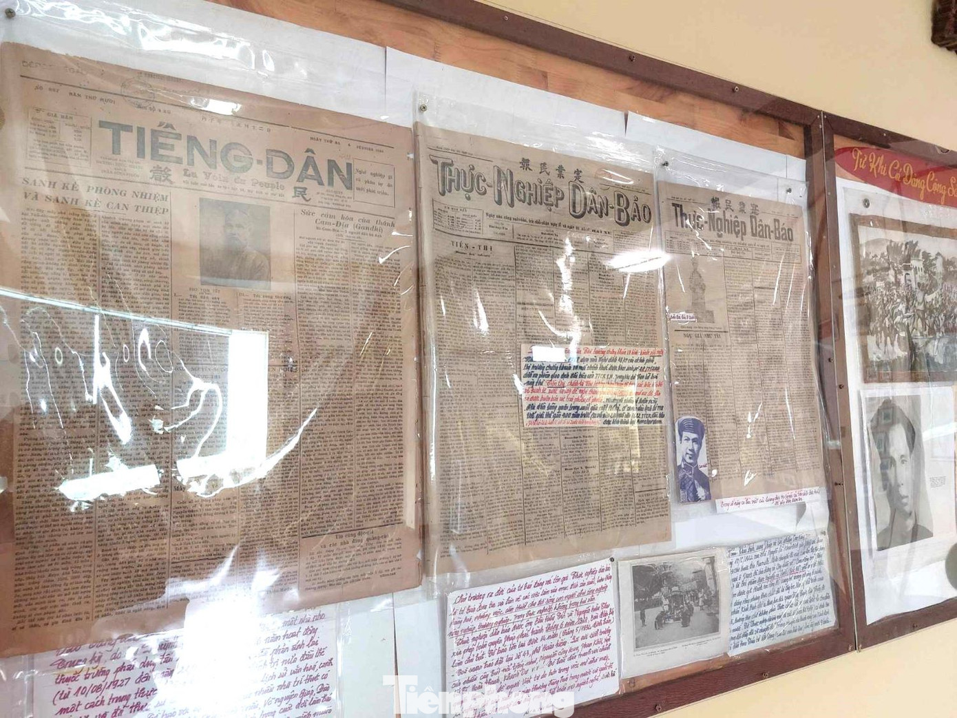 Những tờ báo đời đầu của Việt Nam được ông Bình lưu giữ.