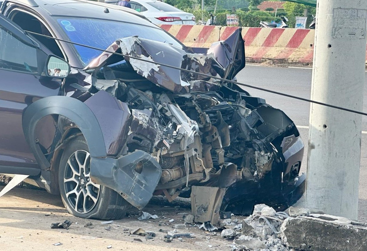 Xe ô tô biến dạng phần đầu sau tai nạn