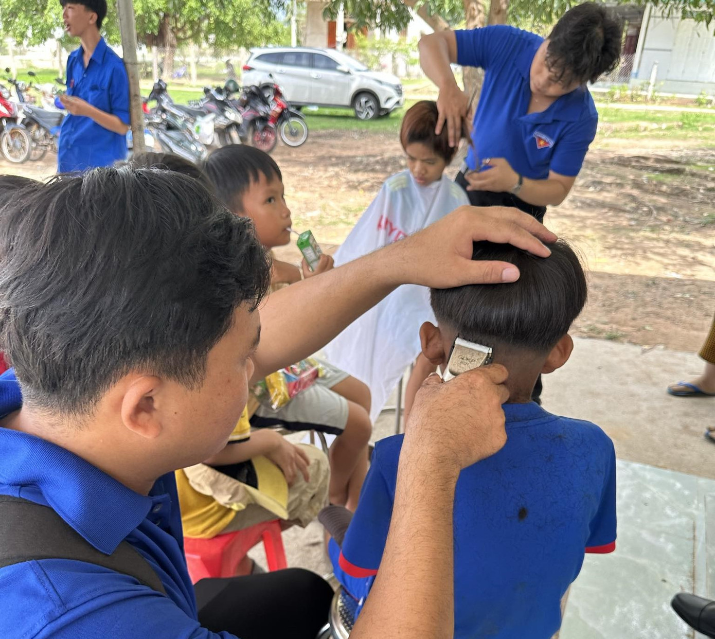 Đoàn viên, thanh niên tổ chức cắt tóc miễn phí cho trẻ em tại tỉnh Bình Thuận.