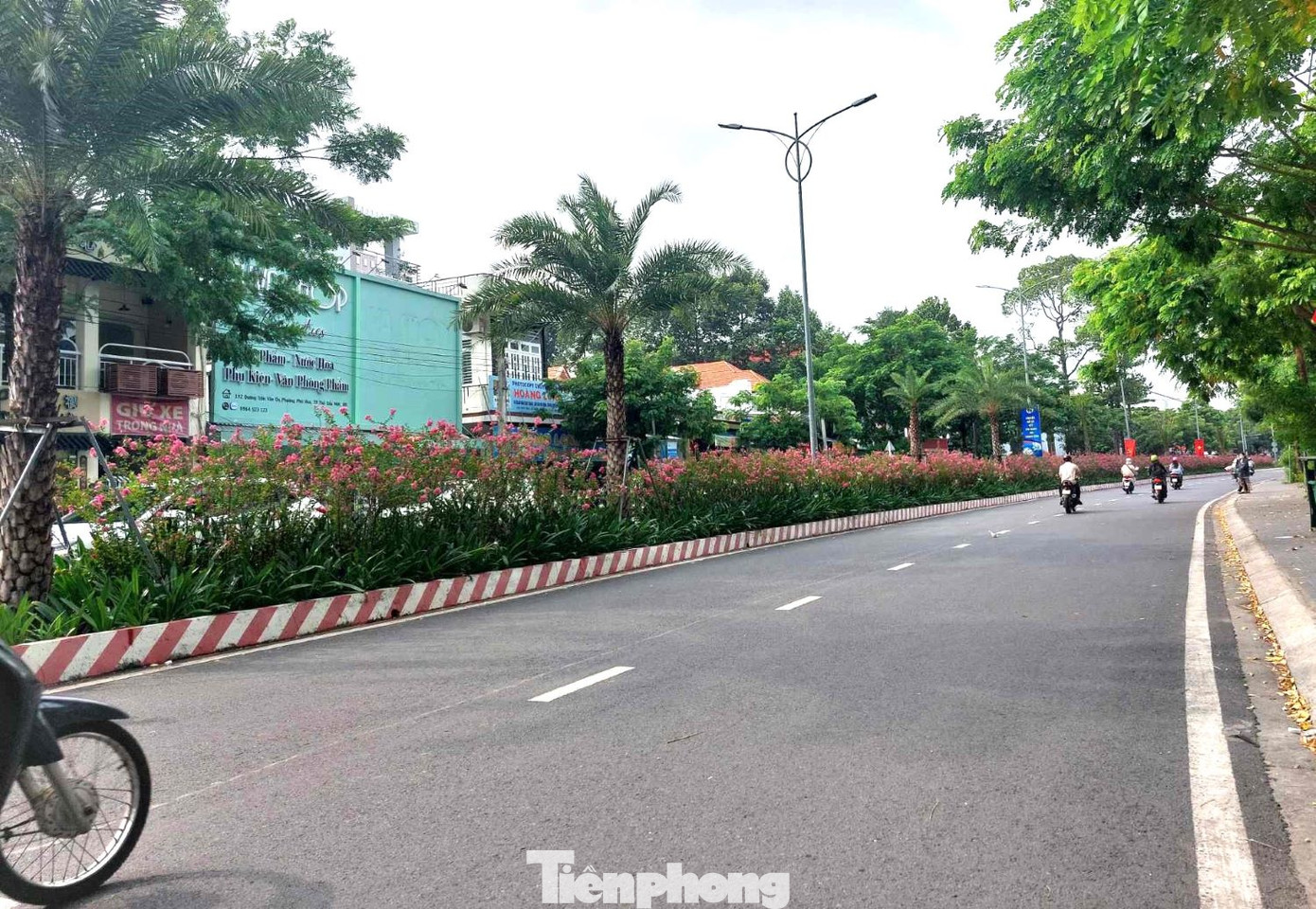 Thời gian qua, du khách đến tỉnh Bình Dương đã dừng lại bên đường để quét mã QR code, tìm địa danh cần tới mà không cần phải hỏi người đi đường như trước đây. Điều này giúp người dân, khách du lịch khi đến Bình Dương dễ dàng nắm và hiểu về lịch sử, văn hóa địa phương. Thời gian qua, du khách đến tỉnh Bình Dương đã dừng lại bên đường để quét mã QR code, tìm địa danh cần tới mà không cần phải hỏi người đi đường như trước đây. Điều này giúp người dân, khách du lịch khi đến Bình Dương dễ dàng nắm và hiểu về lịch sử, văn hóa địa phương.