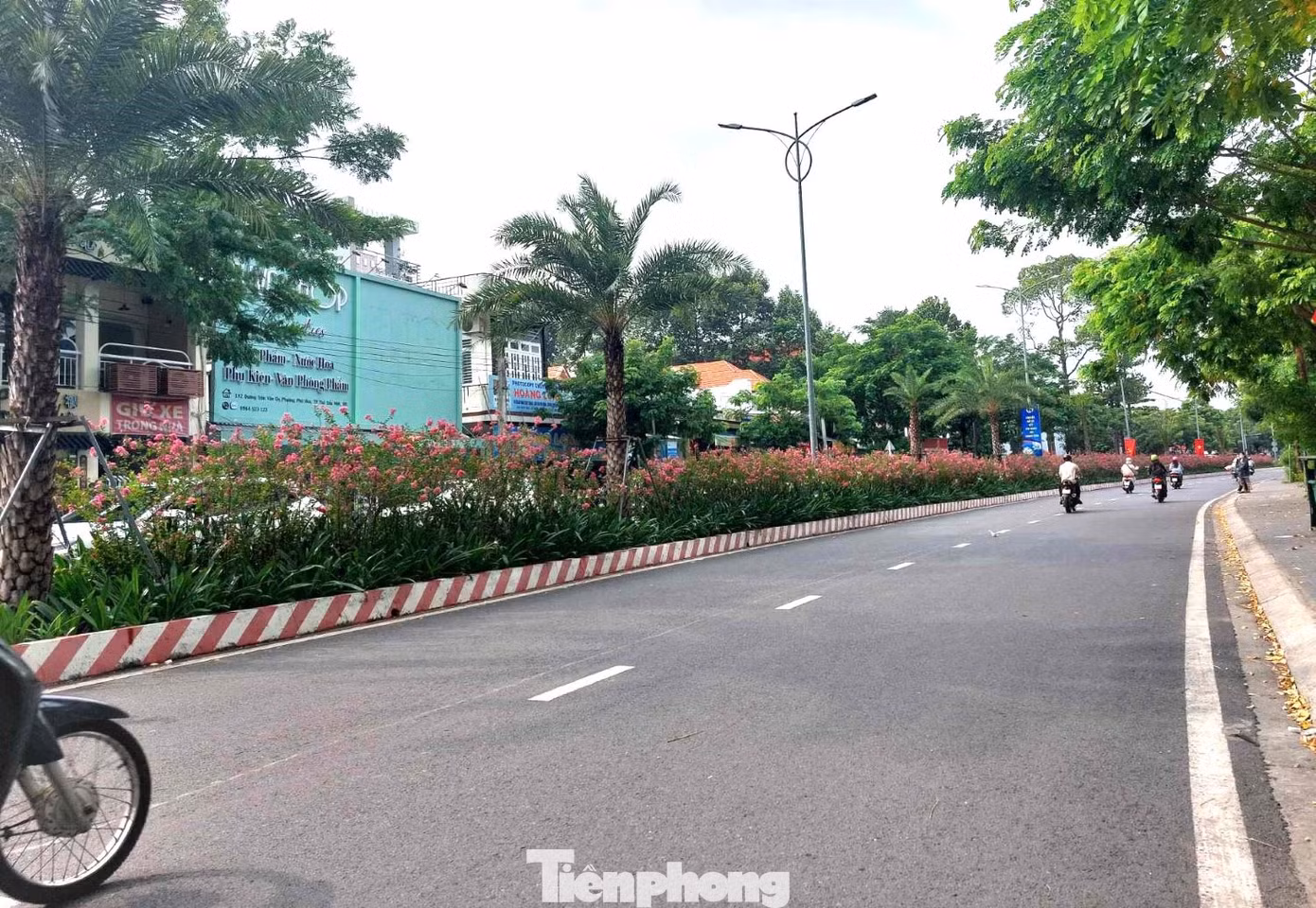 Thời gian qua, du khách đến tỉnh Bình Dương đã dừng lại bên đường để quét mã QR code, tìm địa danh cần tới mà không cần phải hỏi người đi đường như trước đây. Điều này giúp người dân, khách du lịch khi đến Bình Dương dễ dàng nắm và hiểu về lịch sử, văn hóa địa phương. Thời gian qua, du khách đến tỉnh Bình Dương đã dừng lại bên đường để quét mã QR code, tìm địa danh cần tới mà không cần phải hỏi người đi đường như trước đây. Điều này giúp người dân, khách du lịch khi đến Bình Dương dễ dàng nắm và hiểu về lịch sử, văn hóa địa phương.