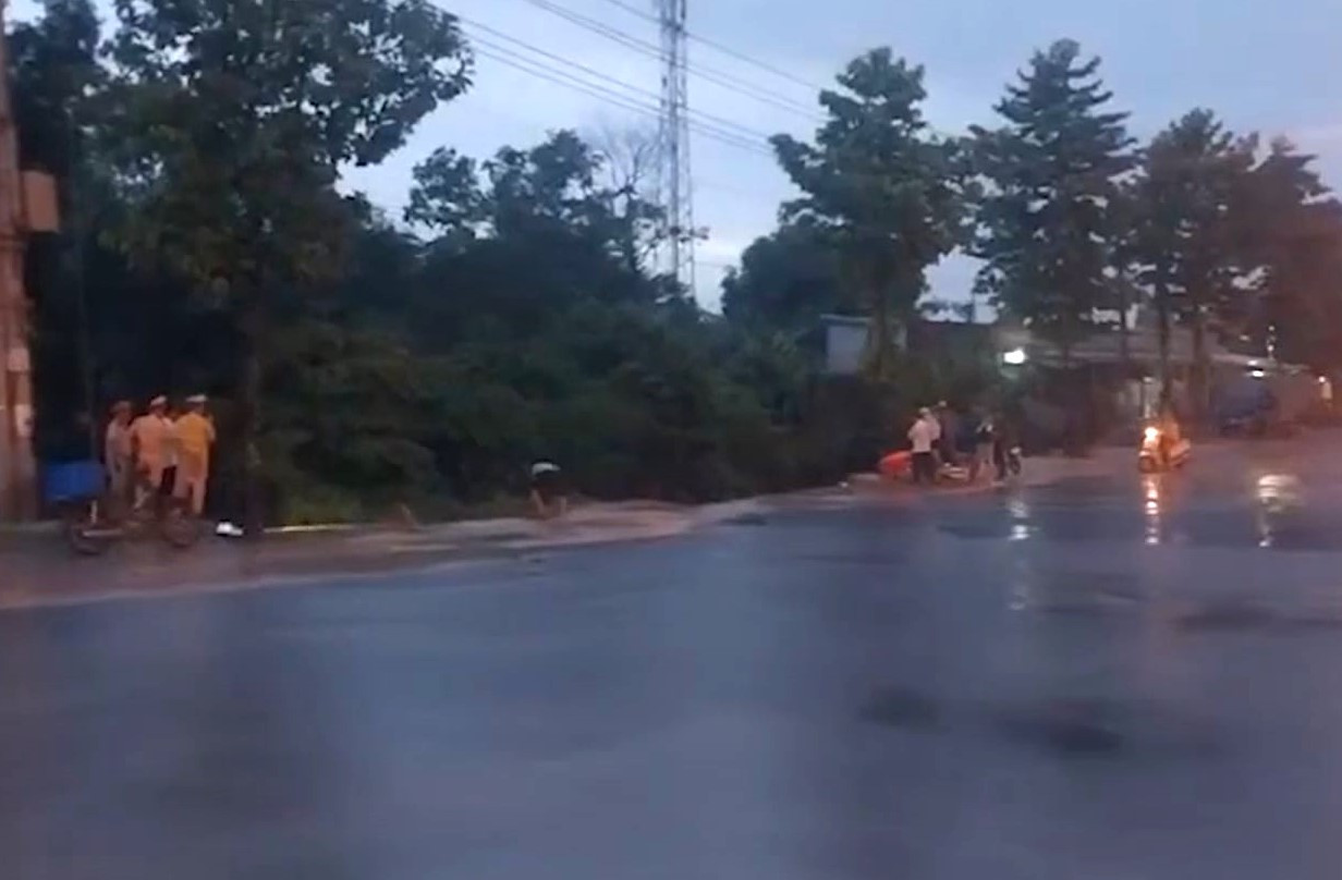 Lực lượng chức năng và người dân tìm người đàn ông mất tích tại phường Uyên Hưng (TP.Tân Uyên)