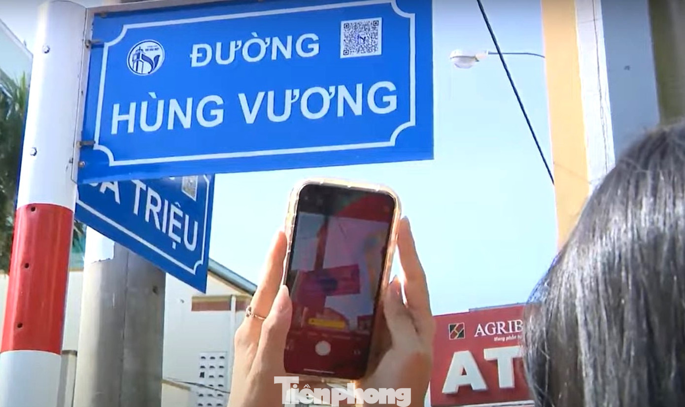 Người dùng có thể cài đặt các phần mềm tra cứu mã QR code chuyên dụng. Cũng có thể sử dụng phần mềm tích hợp sẵn trên điện thoại thông minh. Chỉ cần mở phần mềm đọc mã và chụp ảnh mã QR code trên bảng thông tin tên đường là có thể truy cập liên kết để xem thông tin. Người dùng có thể cài đặt các phần mềm tra cứu mã QR code chuyên dụng. Cũng có thể sử dụng phần mềm tích hợp sẵn trên điện thoại thông minh. Chỉ cần mở phần mềm đọc mã và chụp ảnh mã QR code trên bảng thông tin tên đường là có thể truy cập liên kết để xem thông tin.