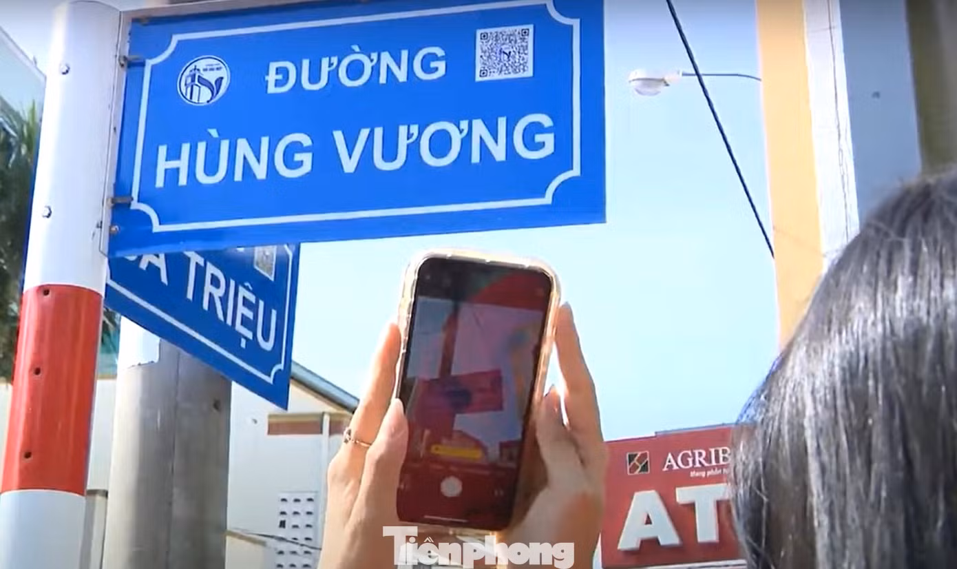 Người dùng có thể cài đặt các phần mềm tra cứu mã QR code chuyên dụng. Cũng có thể sử dụng phần mềm tích hợp sẵn trên điện thoại thông minh. Chỉ cần mở phần mềm đọc mã và chụp ảnh mã QR code trên bảng thông tin tên đường là có thể truy cập liên kết để xem thông tin. Người dùng có thể cài đặt các phần mềm tra cứu mã QR code chuyên dụng. Cũng có thể sử dụng phần mềm tích hợp sẵn trên điện thoại thông minh. Chỉ cần mở phần mềm đọc mã và chụp ảnh mã QR code trên bảng thông tin tên đường là có thể truy cập liên kết để xem thông tin.