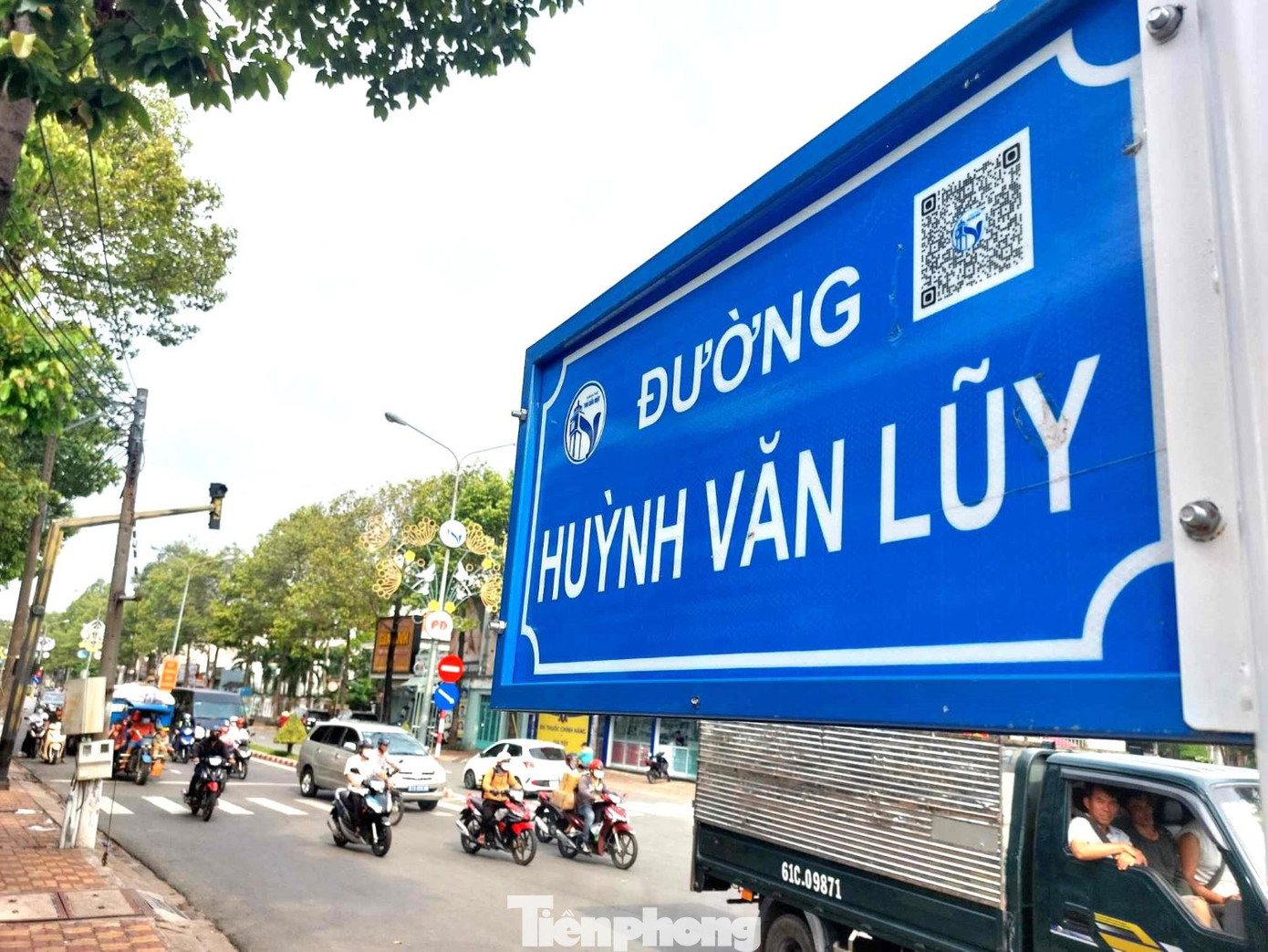 Mã QR code có kích thước nhỏ được dán góc trên cùng của bảng tên đường. Mã QR code có kích thước nhỏ được dán góc trên cùng của bảng tên đường.