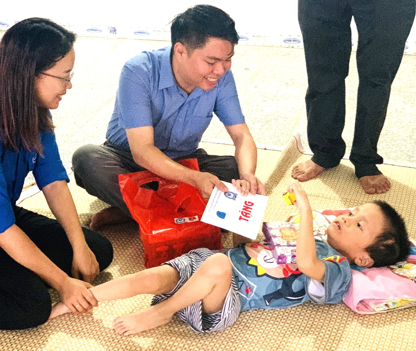 Tặng quà cho thiếu nhi khuyết tật tại thôn Suối Máu - thôn xen ghép đồng bào dân tộc thiểu số thuộc xã Tân Hà (huyện Hàm Tân, tỉnh Bình Thuận).