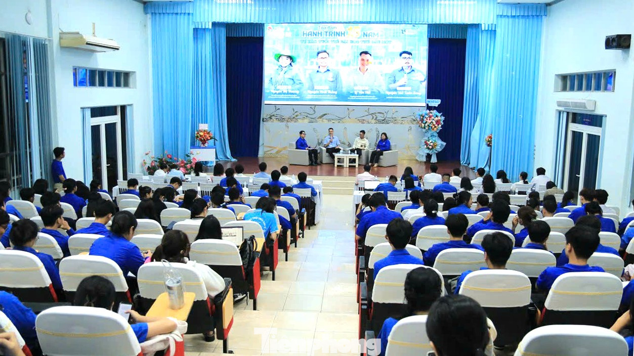 Chương trình tọa đàm với chủ đề “Hành trình 15 năm – Tự hào tuổi trẻ trường Đại học Thủ Dầu Một”