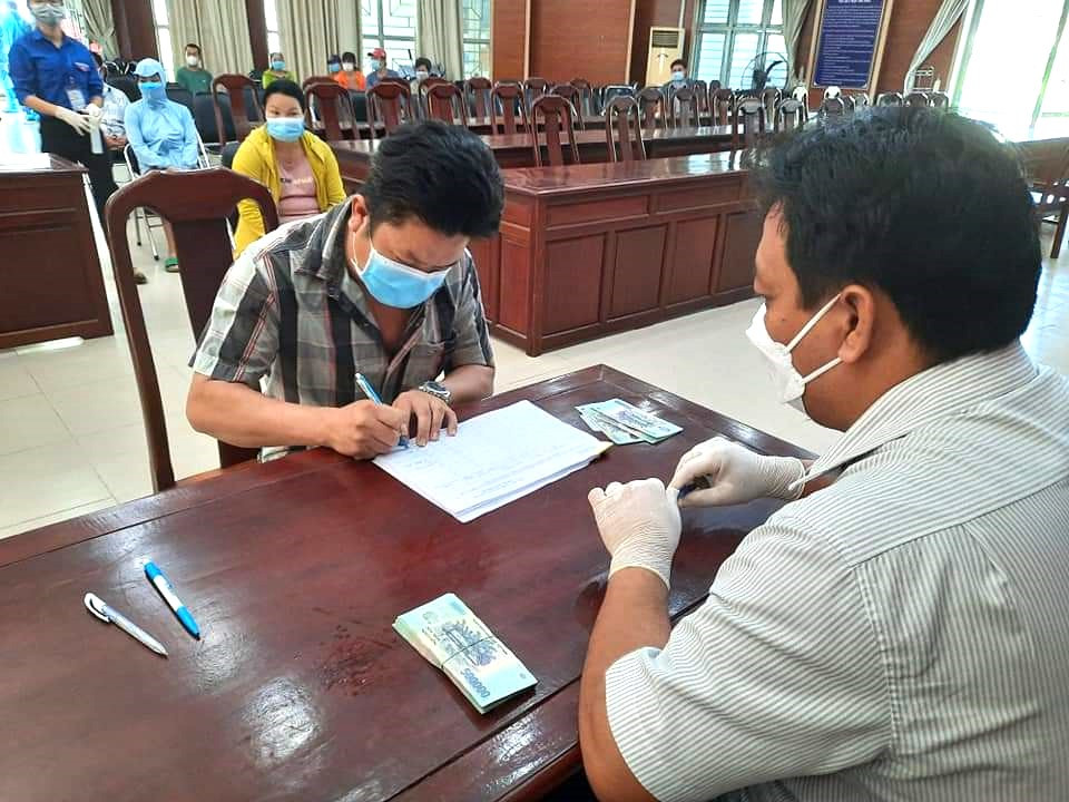 Cơ quan chức năng đã rà soát, bố trí tái định cư cho người dân tại 6 điểm. Trong đó, khu tái định cư đất công phường Đông Hòa (TP.Dĩ An) khoảng 198 nền đất; khu tái định cư Đồng Chàm thuộc phường Đông Hòa dự kiến 15 nền; khu tái định cư Trung tâm hành chính phường Bình Thắng (TP.Dĩ An) dự kiến 6 nền đất; khu tái định cư Mì Hòa Hợp thuộc phường Dĩ An dự kiến 13 nền; khu tái định cư Tân Đông Hiệp và giải tỏa đền bù xây dựng trường THCS Đông Chiêu dự kiến 4 nền; khu dân cư và dịch vụ Tân Bình dự kiến 30 nền. Cơ quan chức năng đã rà soát, bố trí tái định cư cho người dân tại 6 điểm. Trong đó, khu tái định cư đất công phường Đông Hòa (TP.Dĩ An) khoảng 198 nền đất; khu tái định cư Đồng Chàm thuộc phường Đông Hòa dự kiến 15 nền; khu tái định cư Trung tâm hành chính phường Bình Thắng (TP.Dĩ An) dự kiến 6 nền đất; khu tái định cư Mì Hòa Hợp thuộc phường Dĩ An dự kiến 13 nền; khu tái định cư Tân Đông Hiệp và giải tỏa đền bù xây dựng trường THCS Đông Chiêu dự kiến 4 nền; khu dân cư và dịch vụ Tân Bình dự kiến 30 nền.