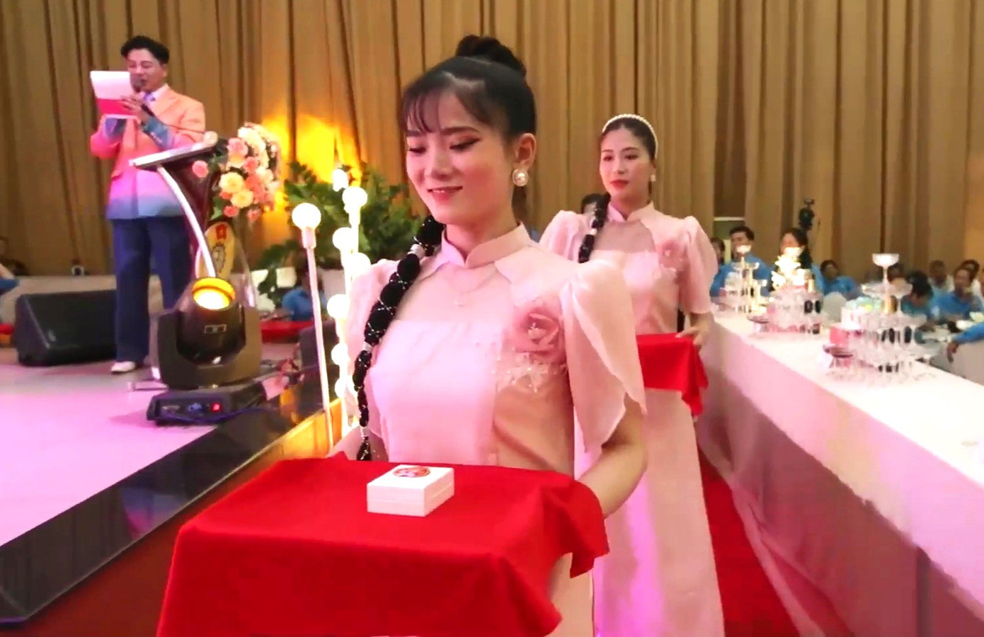 Các đôi vợ chồng được tặng trang sức và tiền mặt trong ngày vui