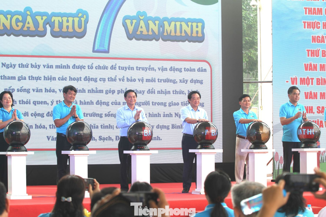 Bình Dương phát động "Ngày thứ bảy văn minh". Bình Dương phát động "Ngày thứ bảy văn minh".