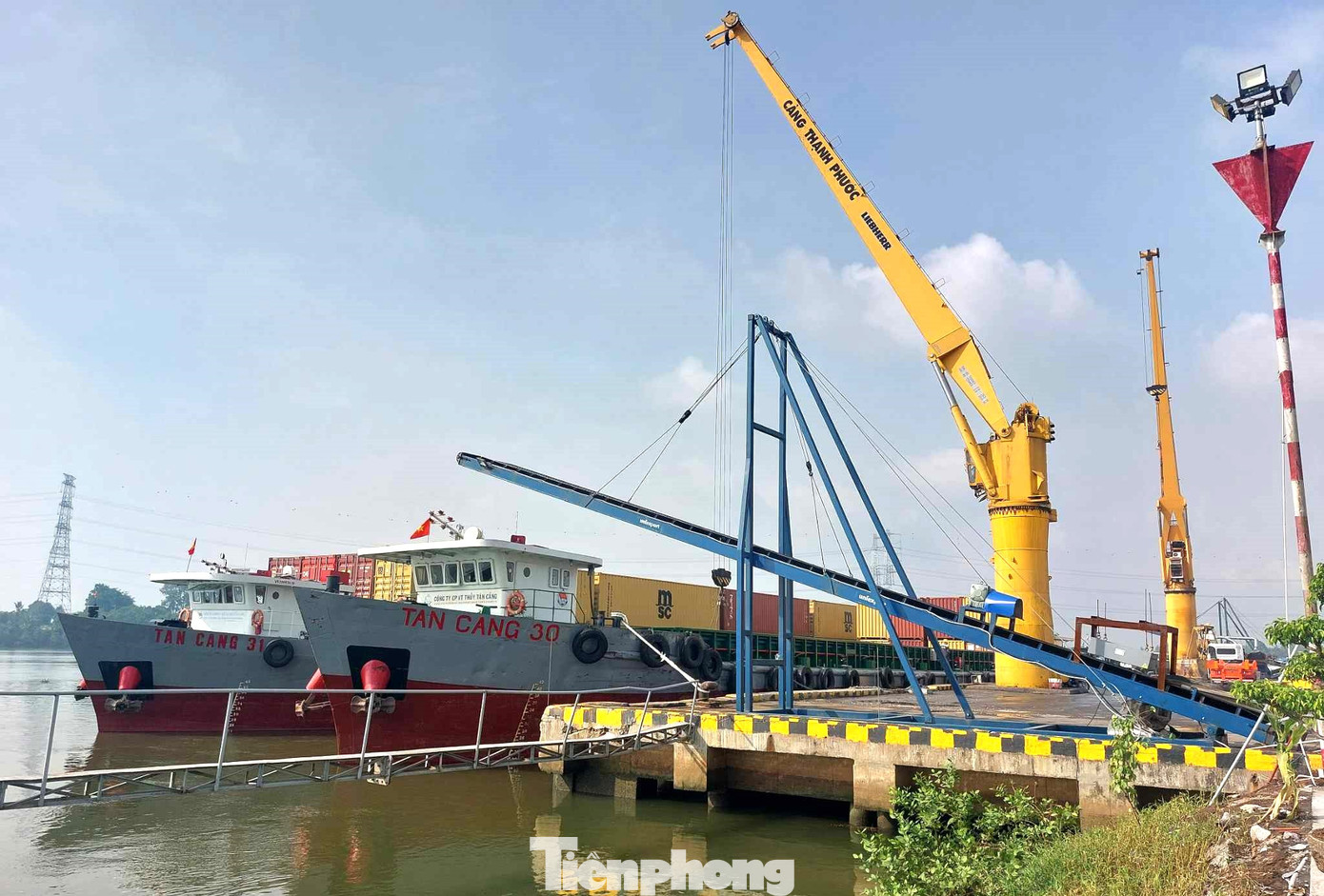 Cảng Thạnh Phước chú trọng phát triển các dịch vụ thông quan hàng hóa xuất, nhập khẩu tại Cảng thông qua các tuyến sà lan kết nối với các cụm cảng ở TPHCM, đặc biệt là kết nối với cụm cảng nước sâu ở Cái Mép, Thị Vải (tỉnh Bà Rịa - Vũng Tàu). Cảng Thạnh Phước chú trọng phát triển các dịch vụ thông quan hàng hóa xuất, nhập khẩu tại Cảng thông qua các tuyến sà lan kết nối với các cụm cảng ở TPHCM, đặc biệt là kết nối với cụm cảng nước sâu ở Cái Mép, Thị Vải (tỉnh Bà Rịa - Vũng Tàu).