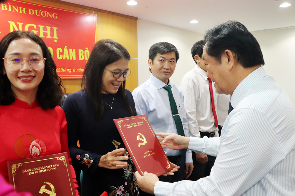 Phó Bí thư Thường trực Tỉnh ủy Bình Dương Nguyễn Hoàng Thao trao quyết định bổ nhiệm Phó Giám đốc Sở Ngoại vụ và Sở Tư pháp Phó Bí thư Thường trực Tỉnh ủy Bình Dương Nguyễn Hoàng Thao trao quyết định bổ nhiệm Phó Giám đốc Sở Ngoại vụ và Sở Tư pháp