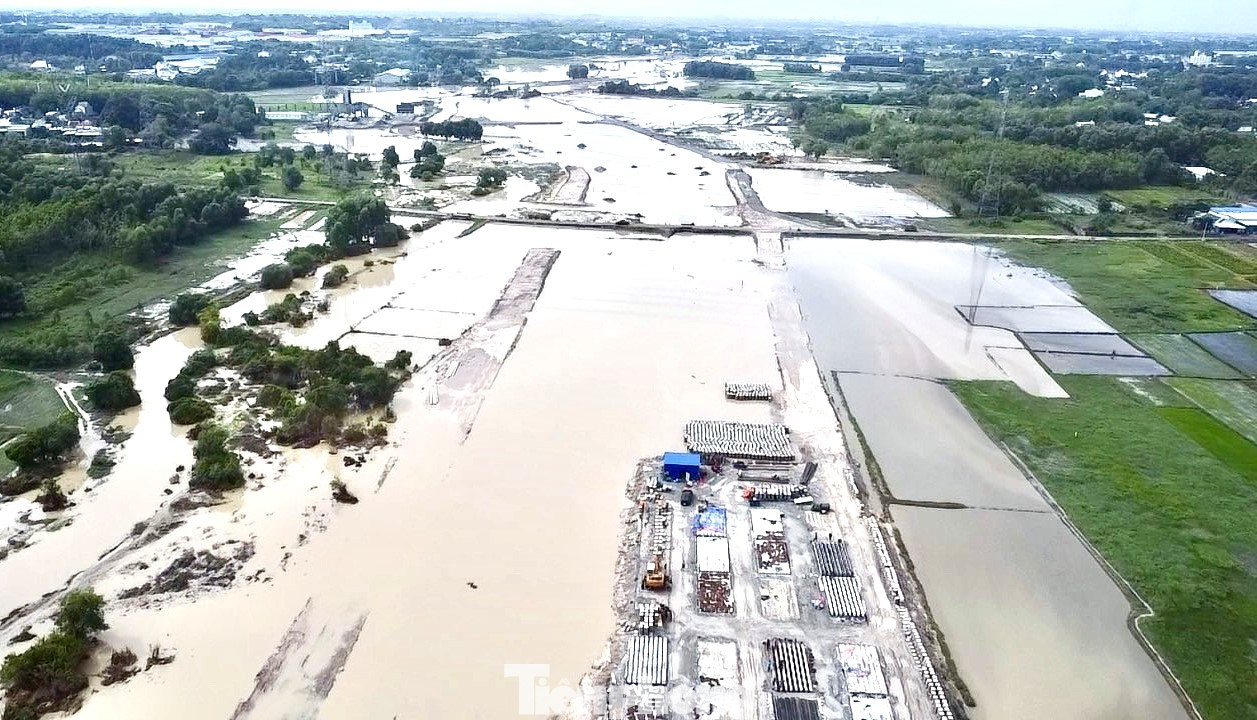 Ngày 12/6, đại diện Ban Quản lý dự án ngành nông nghiệp và phát triển nông thôn tỉnh Bình Dương cho biết, đã khởi công xây dựng dự án kênh thoát nước suối Cái đoạn từ cầu Thợ Ụt đến sông Đồng Nai có tổng mức đầu tư khoảng 4.943 tỷ đồng. Trong đó, cấu phần lớn nhất là chi phí bồi thường, hỗ trợ tái định cư, giải phóng mặt bằng (2.179 tỷ đồng) và chi phí xây dựng (2.238 tỷ đồng).