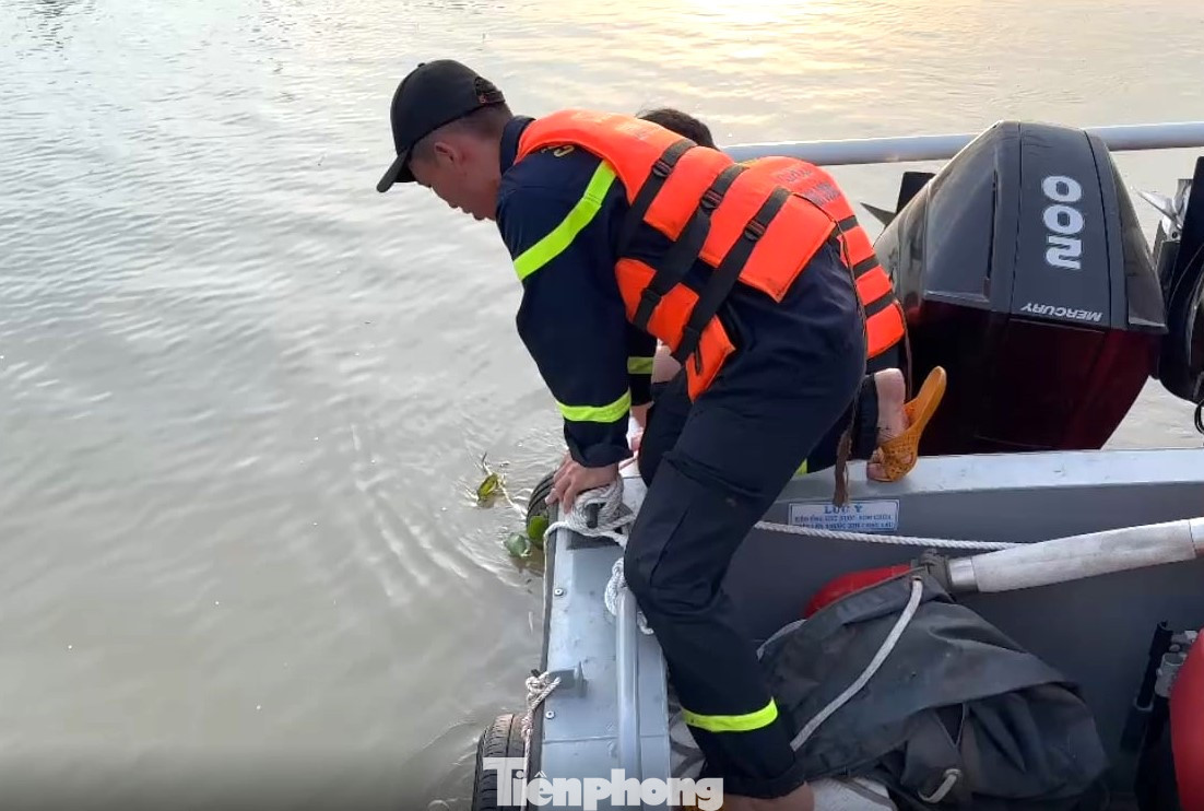 Lực lượng cứu nạn cứu hộ nỗ lực tìm kiếm nạn nhân mất tích trên sông