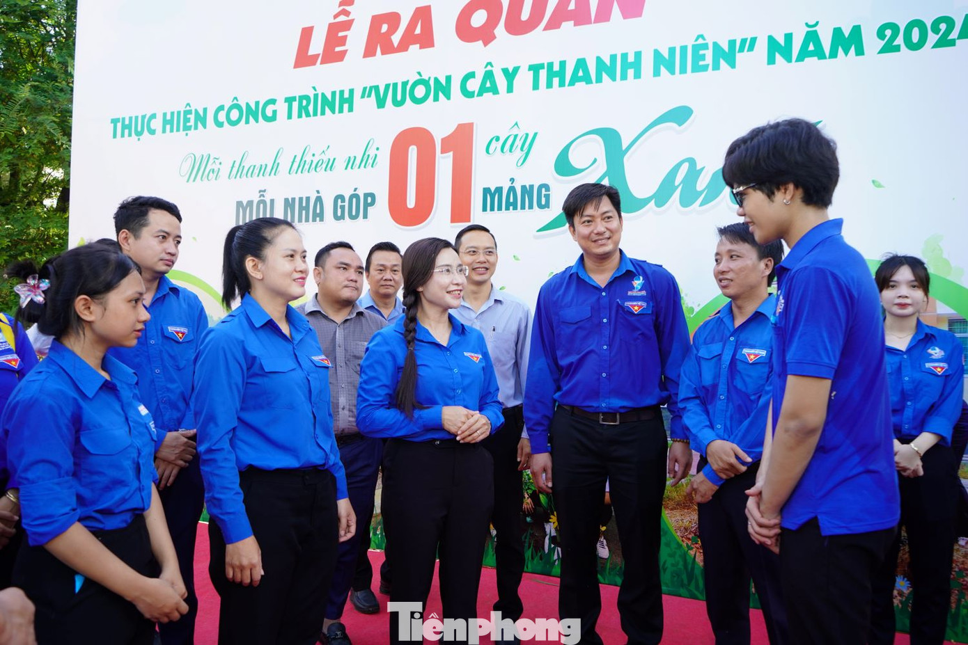 Chị Nguyễn Phạm Duy Trang - Bí thư T.Ư Đoàn, Chủ tịch Hội đồng Đội T.Ư (hàng trên, thứ 3 từ phải sang) thăm hỏi đoàn viên, thanh niên tại chương trình