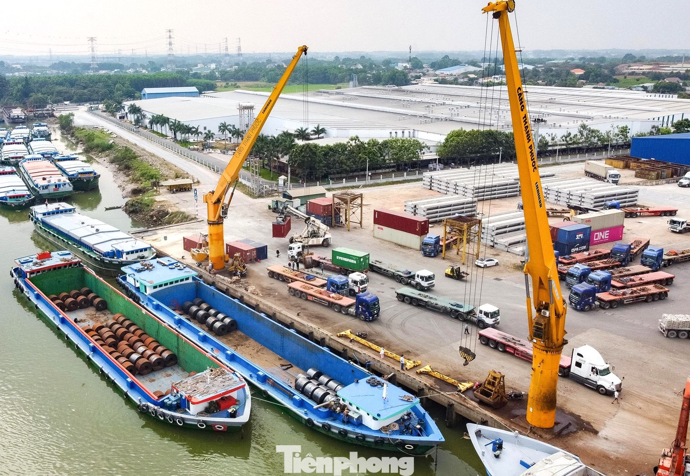 Cảng Thạnh Phước có 16 cầu cảng. Mỗi cầu cảng dài 62m có khả năng tiếp nhận phương tiện vận tải thủy tải trọng đến 3.000 tấn neo đậu. Cảng Thạnh Phước có 16 cầu cảng. Mỗi cầu cảng dài 62m có khả năng tiếp nhận phương tiện vận tải thủy tải trọng đến 3.000 tấn neo đậu.