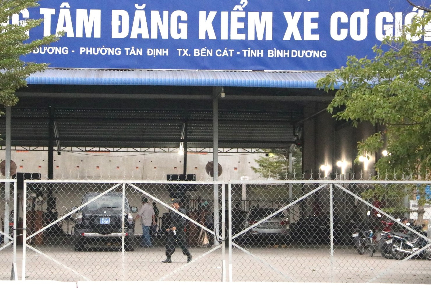 Công an phong tỏa, khám xét Trung tâm Đăng kiểm xe cơ giới 61.09D Ảnh: tư liệu Công an phong tỏa, khám xét Trung tâm Đăng kiểm xe cơ giới 61.09D Ảnh: tư liệu