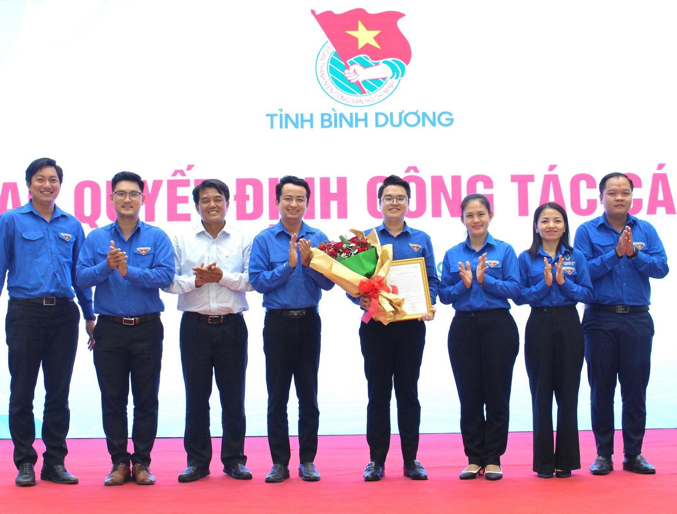 Anh Nguyễn Minh Sơn nhận quyết định bổ nhiệm Anh Nguyễn Minh Sơn nhận quyết định bổ nhiệm