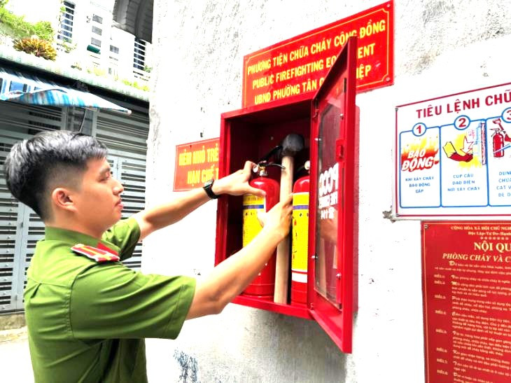 Công an kiểm tra hệ thống phòng cháy chữa cháy tại các khu dân cư, nhà trọ