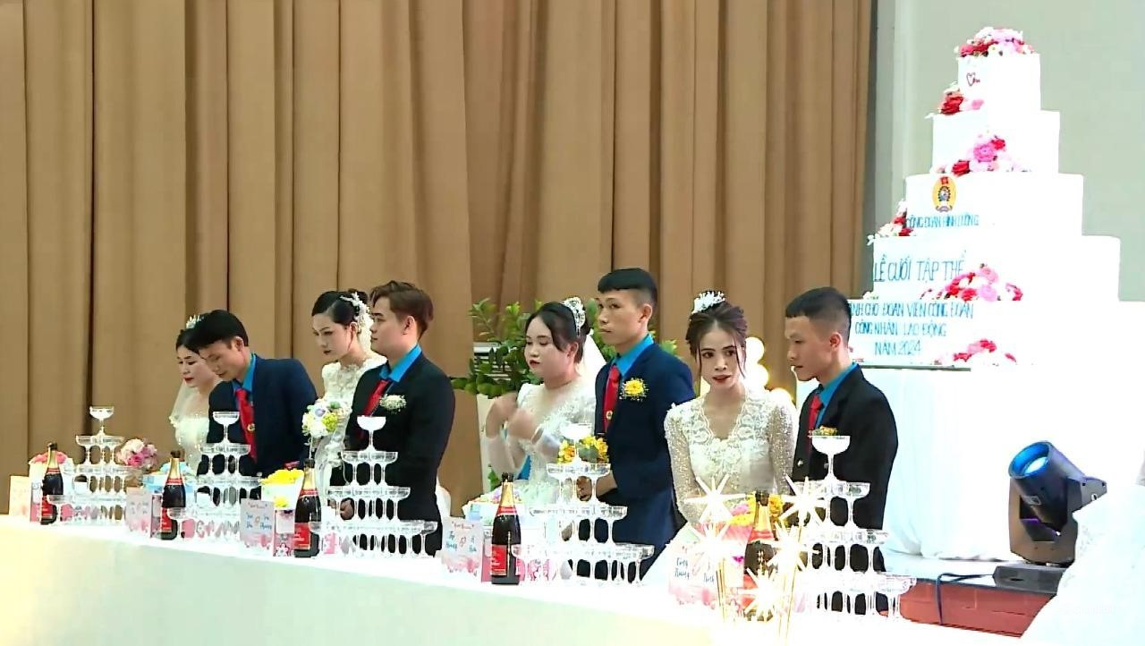 Cô dâu, chú rể thực hiện nghi thức rót rượu và cắt bánh kem