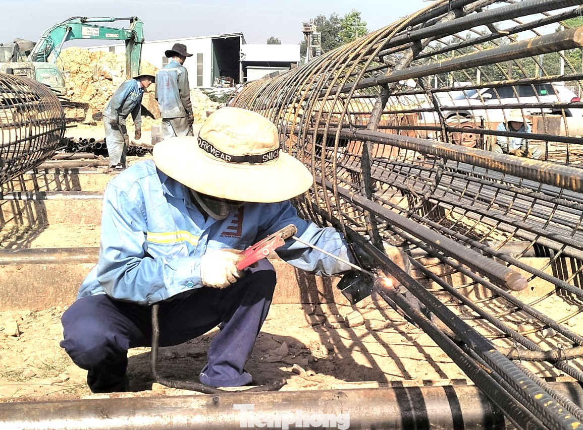 Ngày 23/6, theo ghi nhận của phóng viên, công trường thi công dự án cầu Bình Gởi vẫn làm việc hối hả trong ngày Chủ nhật. Ngày 23/6, theo ghi nhận của phóng viên, công trường thi công dự án cầu Bình Gởi vẫn làm việc hối hả trong ngày Chủ nhật.