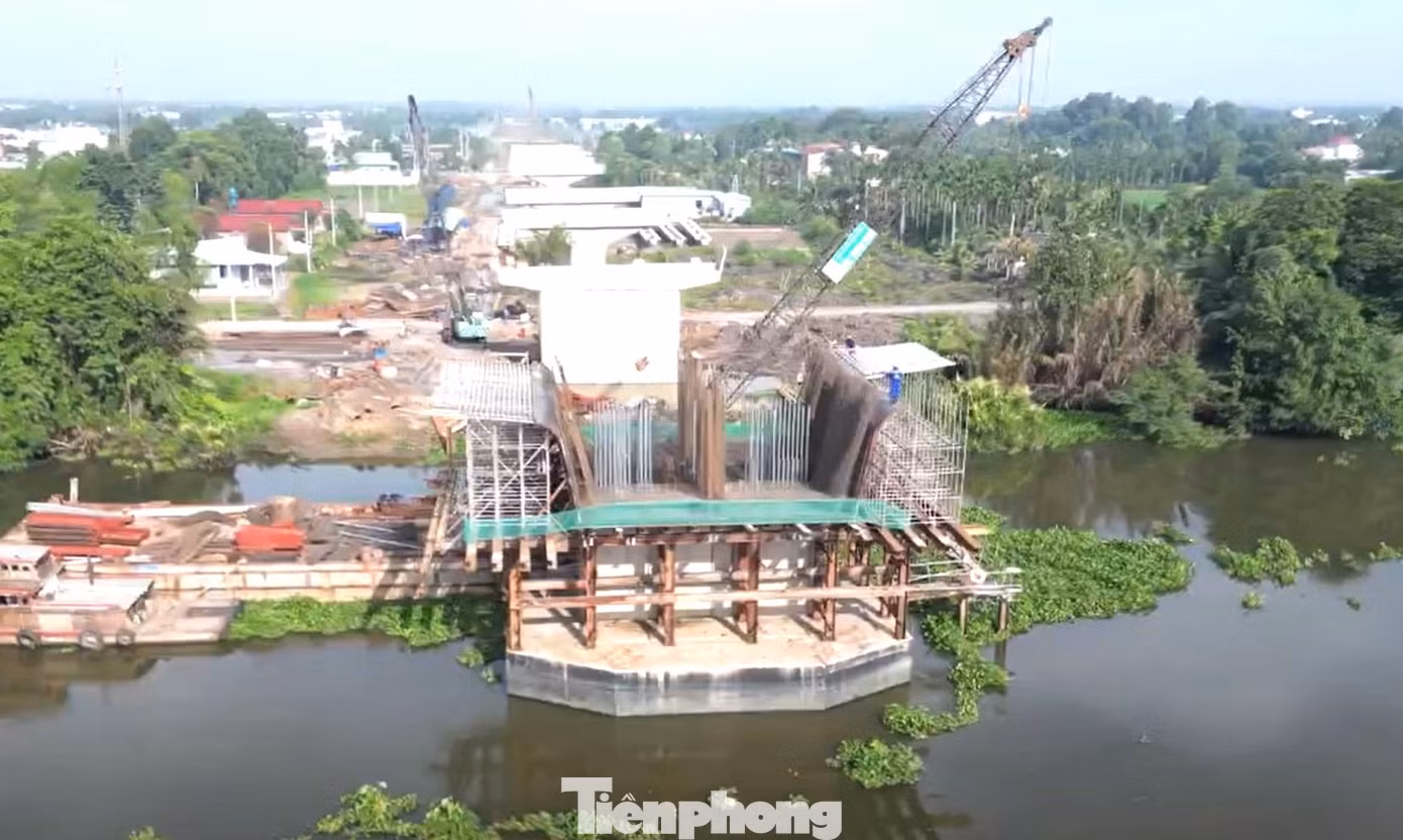 Chủ đầu tư là Ban Quản lý dự án đầu tư xây dựng công trình giao thông tỉnh Bình Dương. Nhà thầu thi công là Liên danh Công ty CP Xây dựng Hạ tầng Bắc Trung Nam - Công ty CP Xây dựng và Lắp máy Trung Nam.