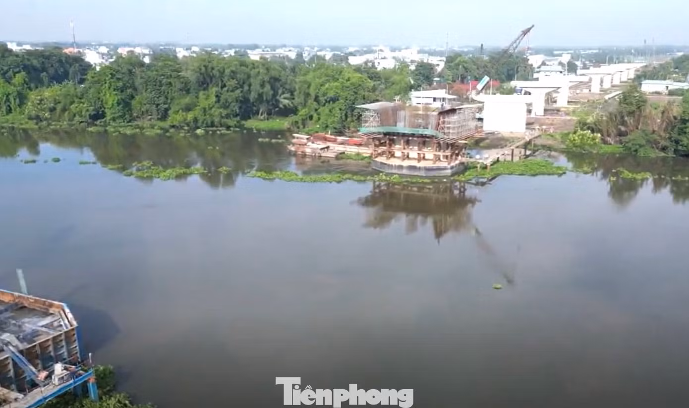 Cầu Bình Gởi có chiều dài 1,3km, trong đó phần cầu dài 988m, phần đường dẫn dài 312m (trong đó phía TPHCM 172m và Bình Dương 140m), bề rộng mặt cầu là 19,75m. Đường cao tốc mặt cắt ngang giai đoạn phân kỳ đầu tư với bề rộng 4 làn xe, bố trí đường song hành cả hai bên với 2 làn xe mỗi bên.