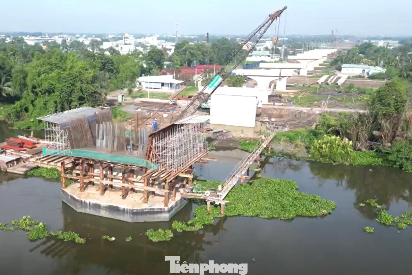 Tại công trình xây dựng cầu Bình Gởi, các nhà thầu đang thi công hạng mục mố, trụ ở cả 2 phía TP.Thuận An (Bình Dương) và huyện Củ Chi (TPHCM). Tại công trình xây dựng cầu Bình Gởi, các nhà thầu đang thi công hạng mục mố, trụ ở cả 2 phía TP.Thuận An (Bình Dương) và huyện Củ Chi (TPHCM).