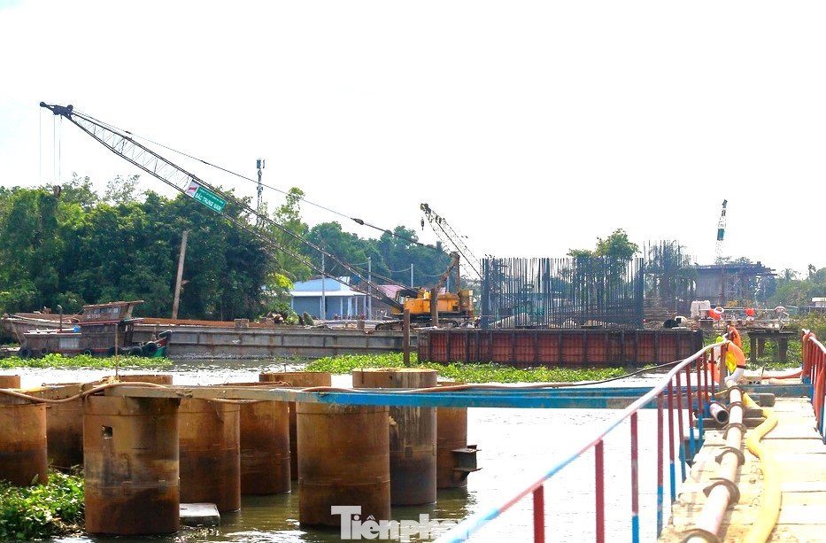 Các nhà thầu thi công hạng mục mố, trụ ở cả 2 phía TP.Thuận An (Bình Dương) và huyện Củ Chi (TPHCM). Do đường vào công trường thuận lợi và thi công dưới nước nên hạng mục này có khối lượng thi công đạt cao hơn các gói thầu khác. Các nhà thầu thi công hạng mục mố, trụ ở cả 2 phía TP.Thuận An (Bình Dương) và huyện Củ Chi (TPHCM). Do đường vào công trường thuận lợi và thi công dưới nước nên hạng mục này có khối lượng thi công đạt cao hơn các gói thầu khác.