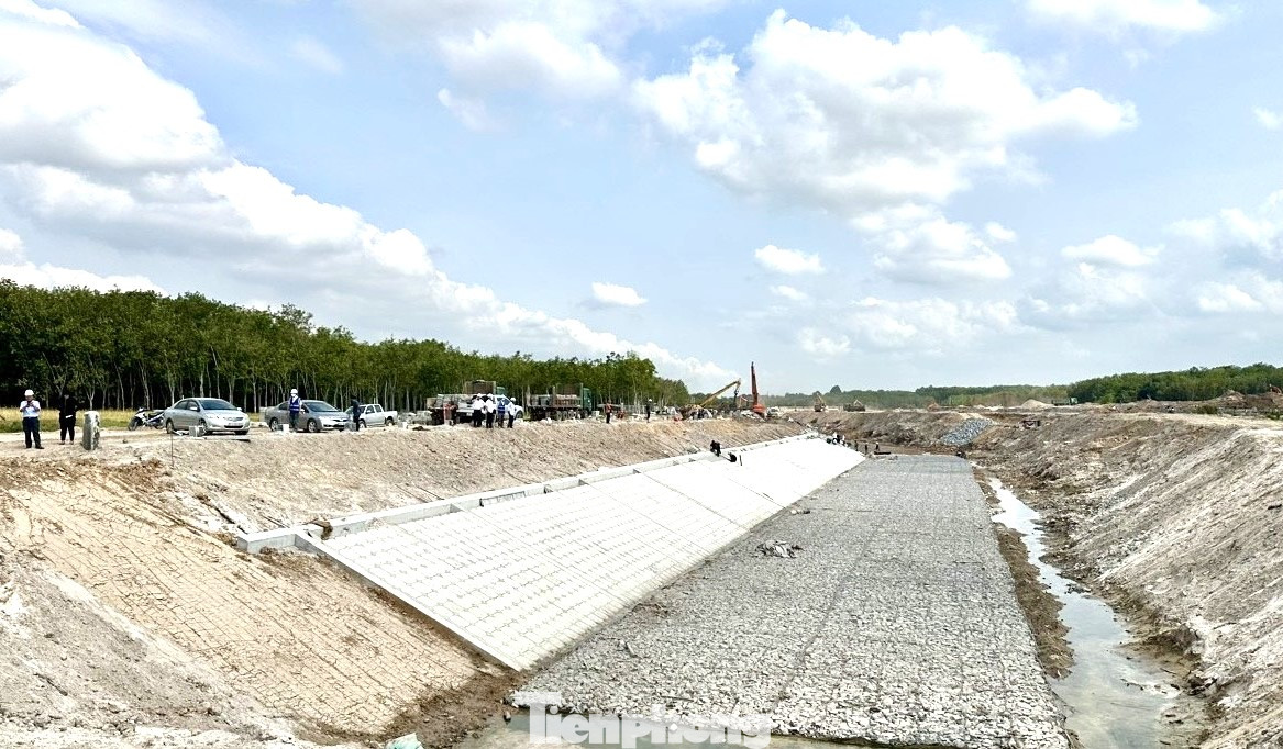 Dự án đảm nhiệm tiêu thoát nước cho lưu vực hơn 22.500 ha, gồm khoảng 3.200 ha đất các khu, cụm công nghiệp, đồng thời xây dựng 37,4 km đường giao thông cấp khu vực.