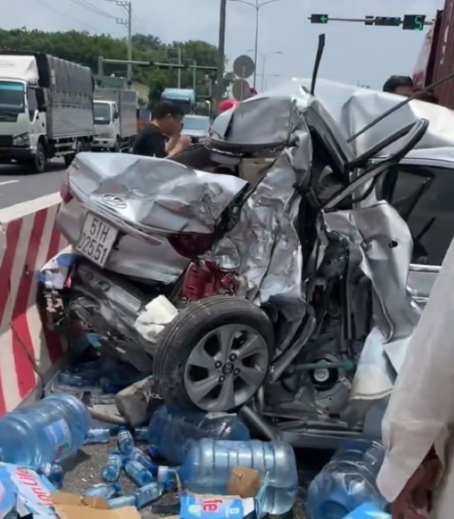 Xe ô tô 5 chỗ biến dạng.