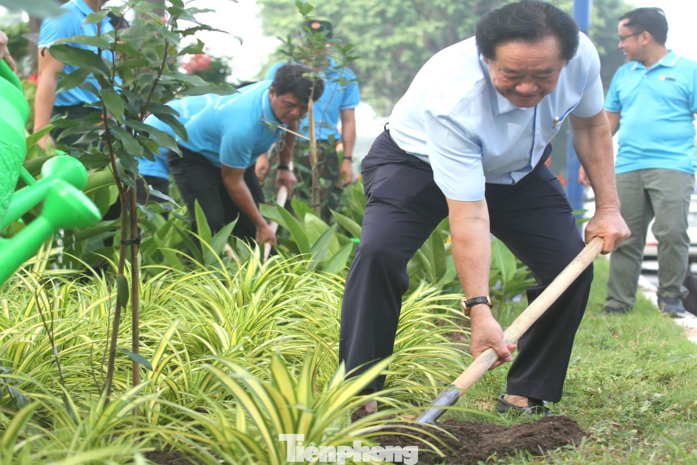 Phó Bí thư Thường trực Tỉnh ủy Bình Dương Nguyễn Hoàng Thao trồng cây xanh sau lễ phát động. Phó Bí thư Thường trực Tỉnh ủy Bình Dương Nguyễn Hoàng Thao trồng cây xanh sau lễ phát động.