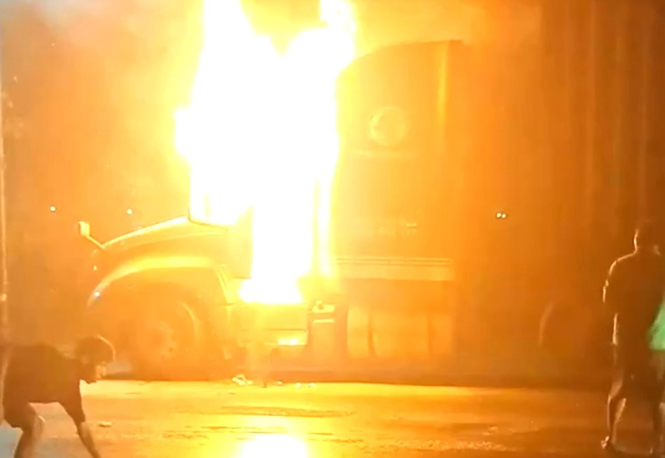 Đầu xe bốc cháy dữ dội