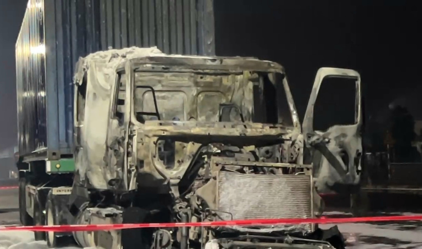 Đầu xe cháy trơ khung