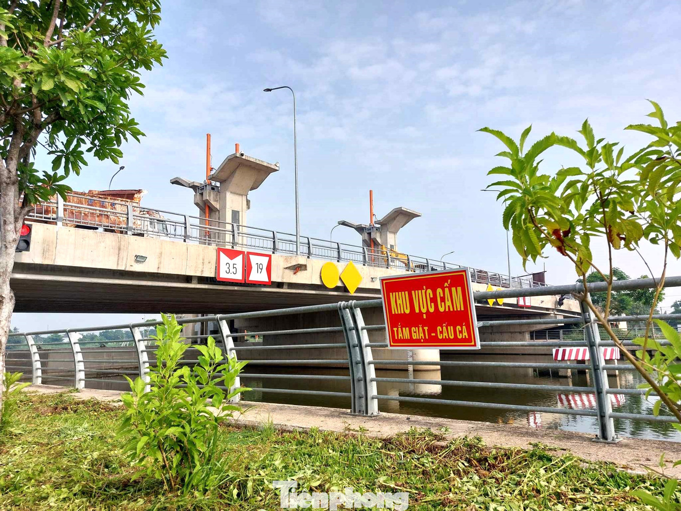 Tại khu vực công trình, cơ quan chức năng gắn bảng cấm tắm giặt, câu cá phòng ngừa đuối nước.